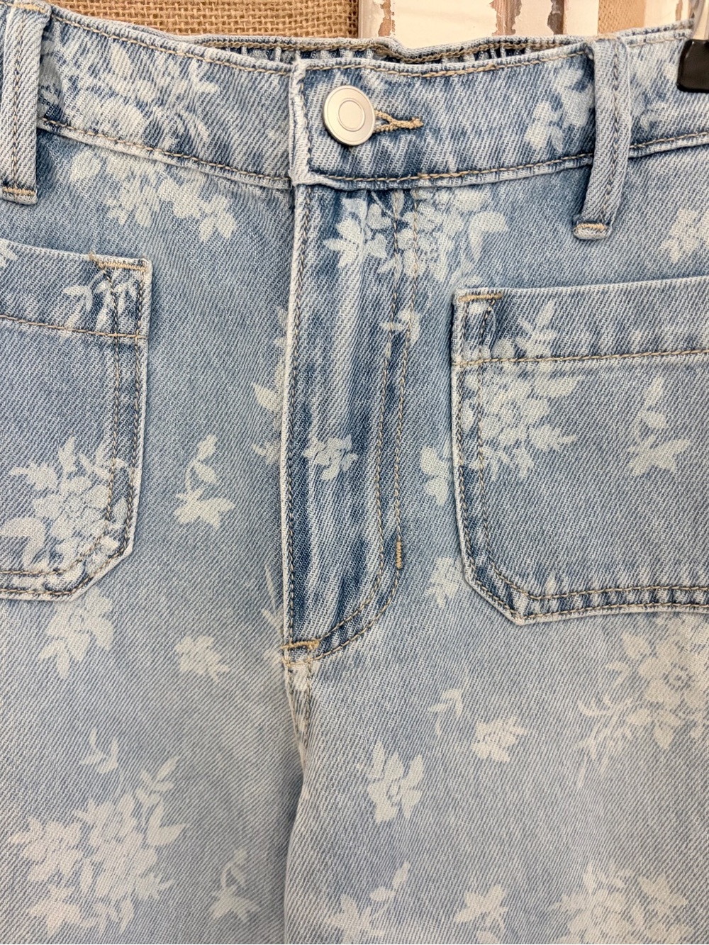 Altar’d State NWT Floral Print Cropped Wide Leg Jeans Light Wash Boho Size 27 - Picture 2 of 9